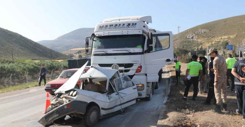 HATAY’IN BELEN İLÇESİNDE FRENİ BOŞALAN TIRIN KIRMIZI IŞIKTA BEKLEYEN 2 OTOMOBİLE ÇARPMASI SONUCU 1 KİŞİ YARALANDI