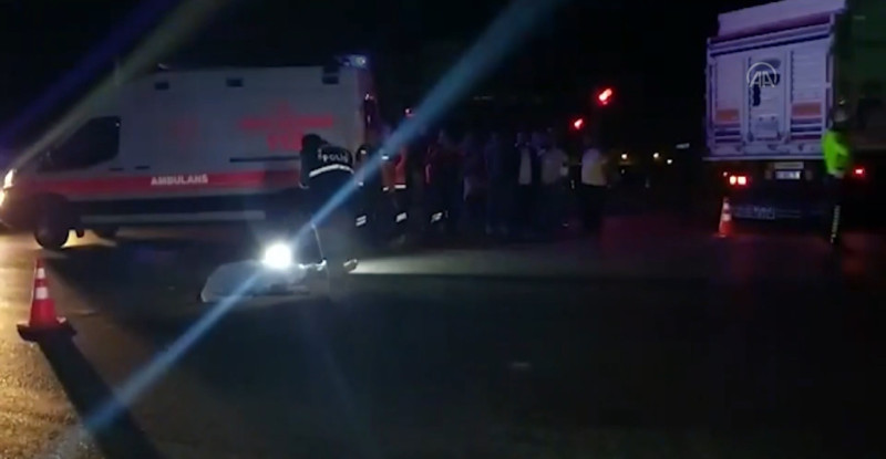 ADANA’NIN CEYHAN İLÇESİNDE, TIRA ÇARPAN MOTOSİKLET SÜRÜCÜSÜ HAYATINI KAYBETTİ…