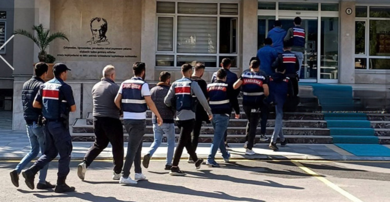 Mersin’de yasa dışı bahis operasyonunda yakalanan 18 zanlıdan 14’ü tutuklandı