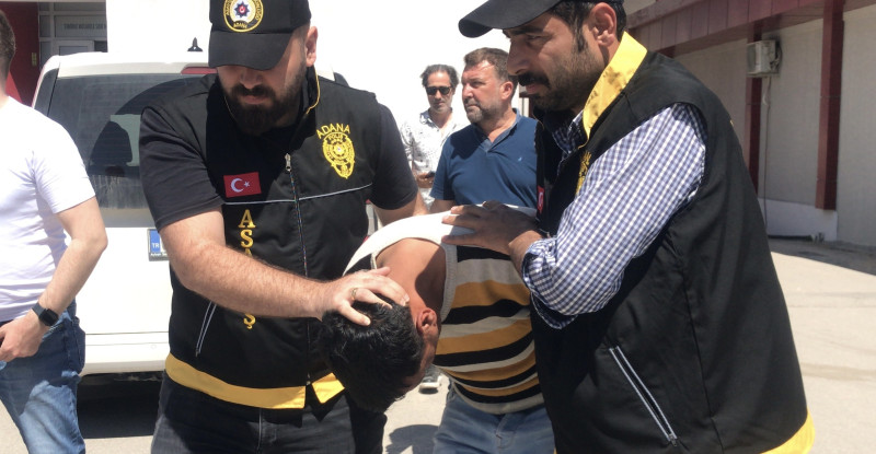 ADANA’DA EŞİ, KAYINVALİDESİ VE  BEDENSEL ENGELLİ KAYNINI BIÇAKLAYARAK ÖLDÜRÜP KAYINPEDERİNİ DE YARALAYAN SURİYE UYRUKLU ZANLI TUTUKLANDI