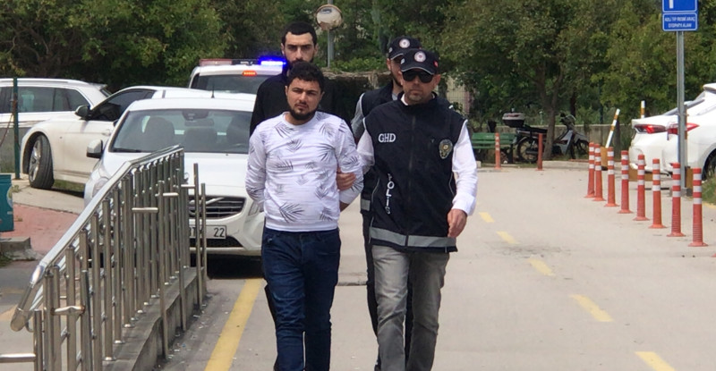 YURDA YASADIŞI YOLLARLA GİREN  SURİYE UYRUKLU 13 DÜZENSİZ GÖÇMEN ADANA’DA YAKALANDI.