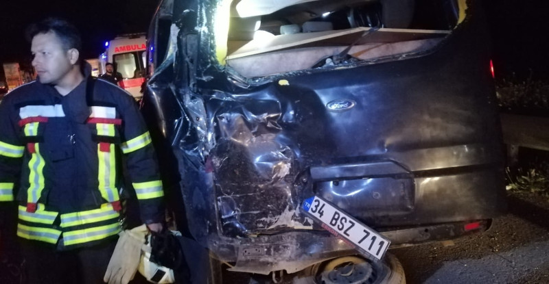 MERSİN’DE OTOBÜSLE MİNİBÜSÜN ÇARPIŞMASI SONUCU 8 KİŞİ YARALANDI