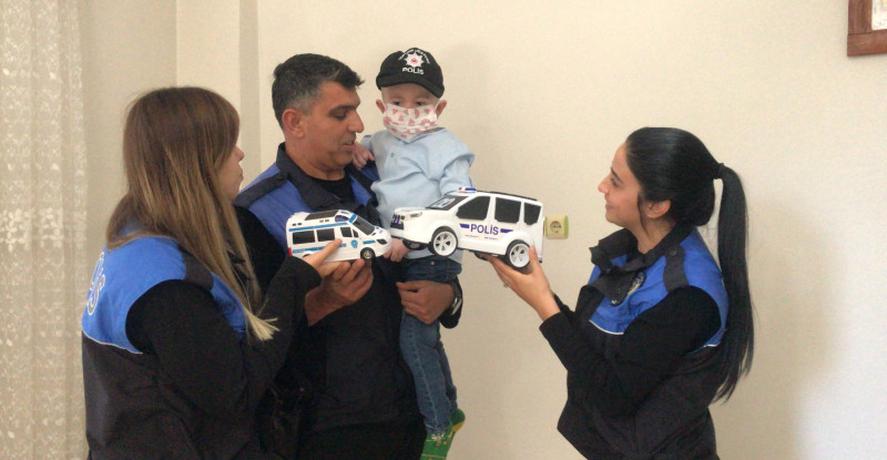 ADANA’DA POLİS ELİPLERİ, POLİS OLMAK İSTEYEN PRİMER İMMÜN YETMEZLİĞİ TEDAVİSİ GÖREN 4 YAŞINDAKİ ÇOCUĞU EVİNDE ZİYARET EDEREK HEDİYELER VERDİ