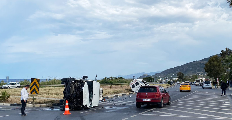 ANTALYA’NIN ALANYA İLÇESİNDE KAMYONET VE MİNİBÜSÜN ÇARPIŞTIĞI KAZADA 9 KİŞİ YARALANDI