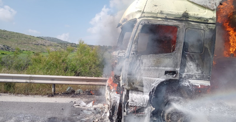 MERSİN’DE TUZ YÜKLÜ TIR OTOYOLDA SEYİR HALİNDEYKEN YANDI