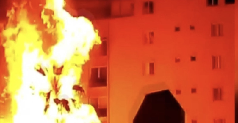 MERSİN’DE PALMİYE AĞAÇLARININ YANMASIYLA BÜYÜYEN ALEVLERİN METRUK EVE SIÇRAMASI SONUCU ÇEVRE SAKİNLERİ KORKULU ANLAR YAŞADI