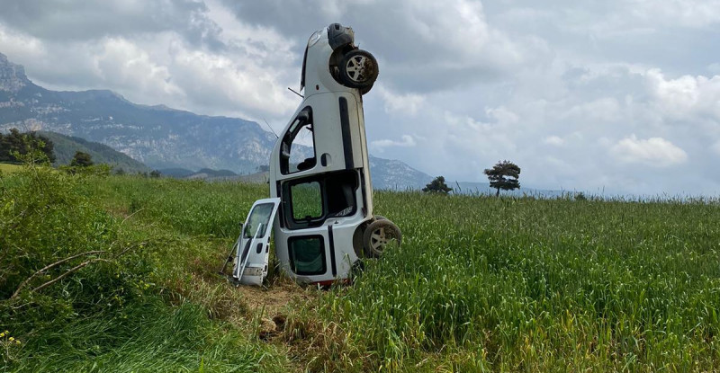 FİLMLERE SAHNE OLACAK GÖRÜNTÜ…  ADANA’DA HAFİF TİCARİ ARAÇ DEVRİLDİĞİ TARLADA DİK DURDU