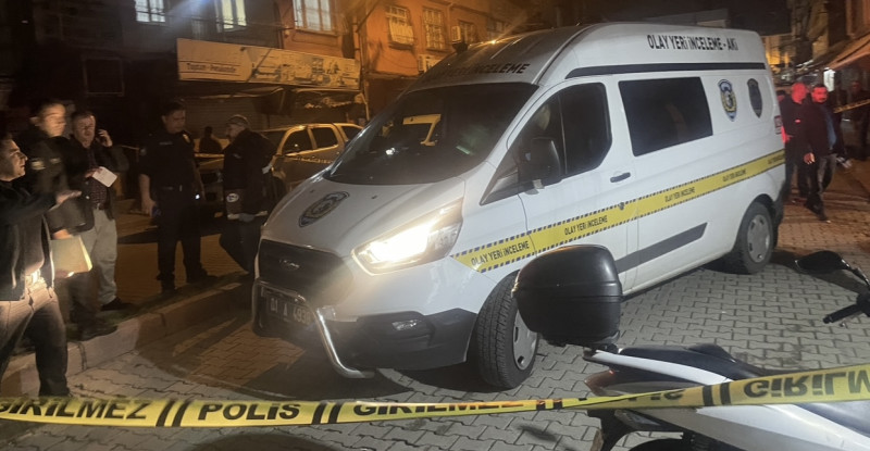 ADANA’DA OLAYLA İLGİSİ OLMAYAN BİR KİŞİNİN ÖLDÜĞÜ, EŞİNİN VE BİR ZANLININ YARALANDIĞI İKİ GRUP ARASINDAKİ SİLAHLI KAVGANIN 4 ŞÜPHELİSİ TUTUKLANDI