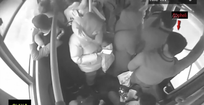 GAZİANTEP’TE HALK OTOBÜSÜNDE YANKESİCİLİK YÖNTEMİYLE İKİ YOLCUNUN CEP TELEFONUNU ÇALAN KİŞİ ARAÇ KAMERALARINA YANSIDI…