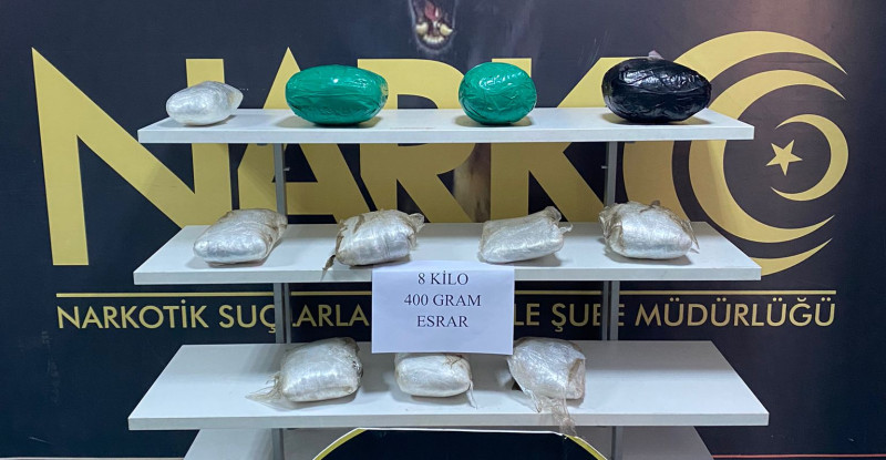 ADANA’DA BİR OTOMOBİLDE YAPILAN ARAMADA STEONEYE VE SES SİSTEMİNE GİZLENMİŞ 11 PAKETTE 8 KİLO 400 GRAM ESRAR ELE GEÇİRİLDİ