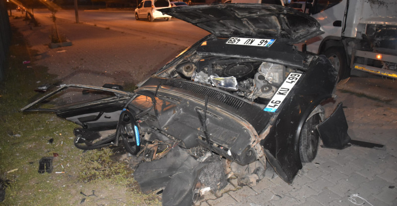 ADANA’DA AYDINLATMA DİREĞİNE ÇARPAN OTOMOBİL İKİYE BÖLÜNDÜ… AĞIR YARALANAN  SÜRÜCÜ KALDIRILDIĞI HASTANEDE HAYATINI KAYBETTİ