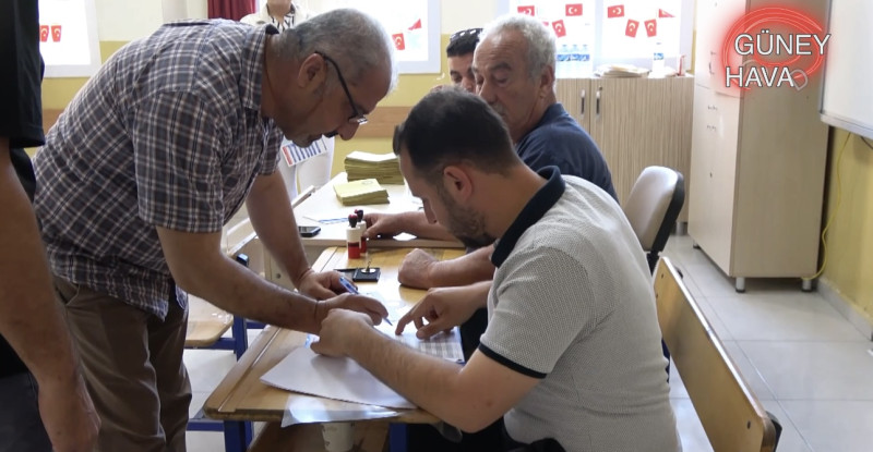 DEPREMDEN ETKİLENEN HATAY’DA VATANDAŞLAR SANDIK BAŞINDA