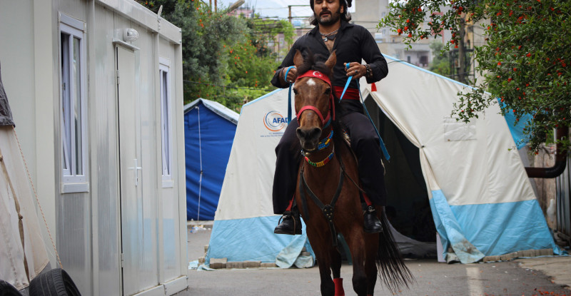 HATAY’DA BİR SEÇMEN OY KULLANMAYA ATLA GELDİ