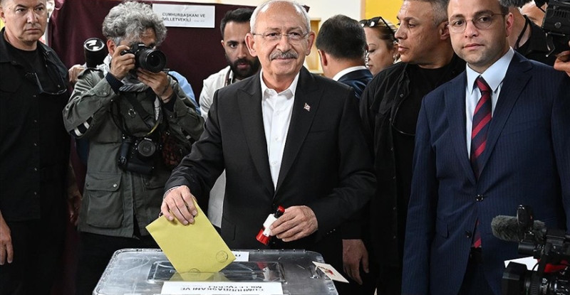 CUMHURBAŞKANI ADAYI VE CHP GENEL BAŞKANI KEMAL KILIÇDAROĞLU, GENEL SEÇİMİ İÇİN ANKARA’DA ÇUKURAMBAR MAHALLESİ’NDEKİ ARJANTİN İLKOKULU’NDA 4221 NUMARALI SANDIKTA OYUNU KULLANDI