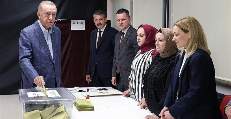 CUMHUR BAŞKANI RECEP TAYYİP ERDOĞAN OYUNU İSTANBUL ÜSKÜDAR’DAKİ SAFFET ÇEBİ ORTAOKULU’NDA 3279 NUMARALI SANDIKTA KULLANDI