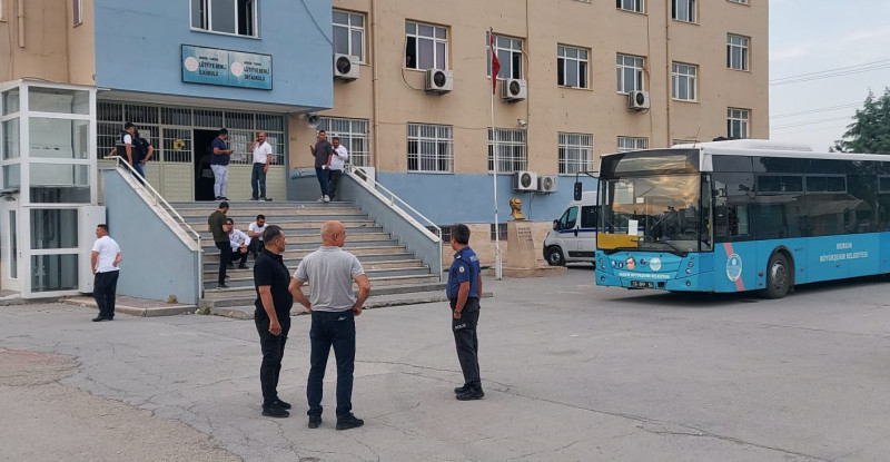 MERSİN’İN TARSUS İLÇESİNDE OY SAYIMI SIRASINDA ÇIKAN BIÇAKLI KAVGADA 4 KİŞİ YARALANDI