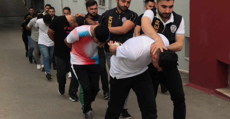 ADANA’DA İKİ KİŞİYİ ARAÇ SATMA BAHANESİYLE KANDIRIP 1 MİLYON 29 BİN LİRA DOLANDIRDIĞI GEREKÇESİYLE 8 ŞÜPHELİDEN 7’Sİ TUTUKLANDI