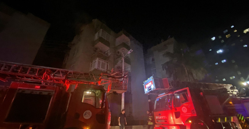 MERSİN’DE 5 KATLI BİNANIN EN ÜST KATINDAKİ DAİREDE ÇIKAN YANGIN KONTROL ALTINA ALINDI