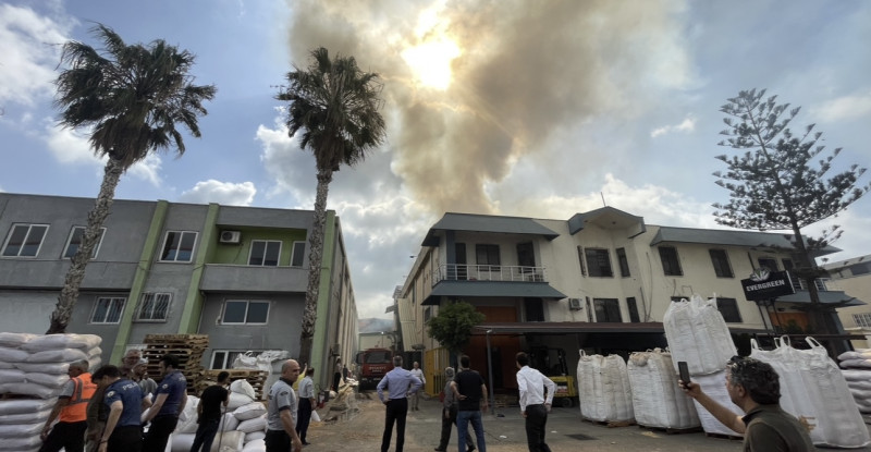 MERSİN SERBEST BÖLGESİ’NDEKİ BİR DEPODA ÇIKAN YANGINA MUDAHALE EDİLİYOR
