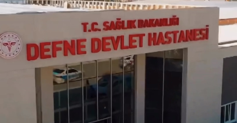 24 MART’TA TEMELİ ATILAN 60 GÜNDE TAMAMLANAN 300 YATAKLI DEFNE DEVLET HASTANESİ YARIN AÇILIYOR