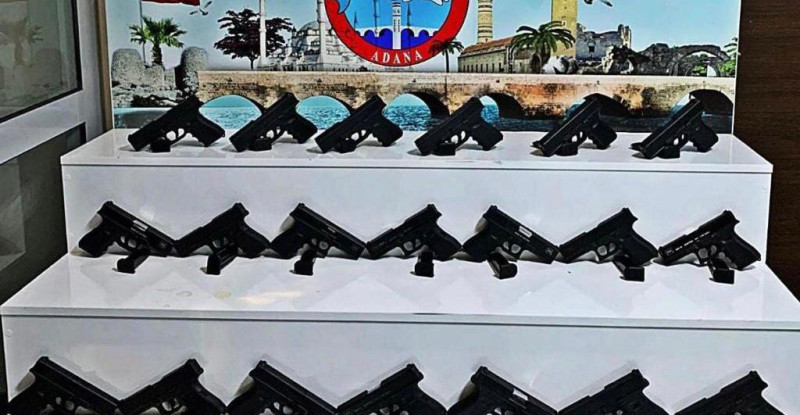 ADANA’DA POLİS EKİPLERİNİN DURDURDUĞU BİR OTOMOBİLDE 20 RUHSATSIZ TABANCA ELE GEÇİRİLDİ, 2 ŞÜPHELİ GÖZALTINA ALINDI