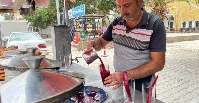 OSMANİYE’DE “DEPREMDE ÖLDÜ” DİYE GEÇİLEN SEYYAR SATICI, DEPREMDE ÖLMEDİĞİNİ KANITLAMAYA ÇALIŞIYOR