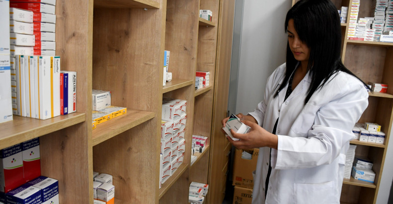 HATAY’DA 60 GÜNDE YAPIMI TAMAMLANAN DEFNE DEVLET HASTANESİ BÜNYESİNDE AÇILAN ECZANEDEN HASTALAR İLAÇLARINI ÜCRETSİZ ALABİLİYOR