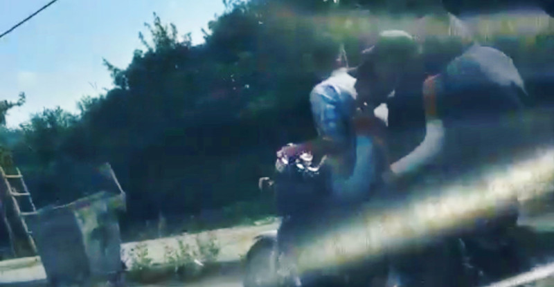 ADANA’DA BİR MOTOSİKLETE 2 DEĞİL, 3 DEĞİL, 4 DEĞİL TAM TAMINA 5 KİŞİ BİNDİ. GÖRENLER ŞAKINA DÖNDÜ