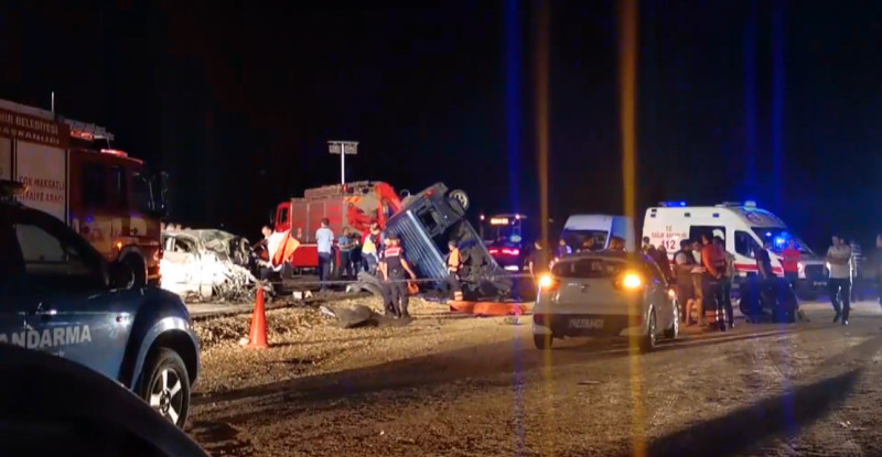 GAZİANTEP’TE HAFİF TİCARİ ARAÇ İLE OTOMOBİL ÇARPIŞTI 6 KİŞİ HAYATINI KAYBETTİ, 1 KİŞİ YARALANDI