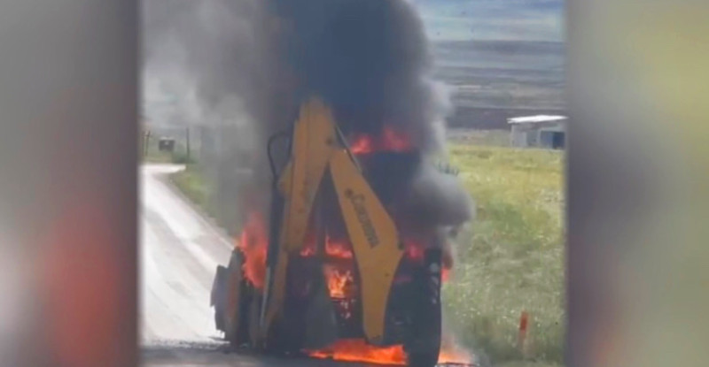 ADANA’DA (ASKİ) İŞ MAKİNESİ SEYİR HALİNDE ALEV ALDI