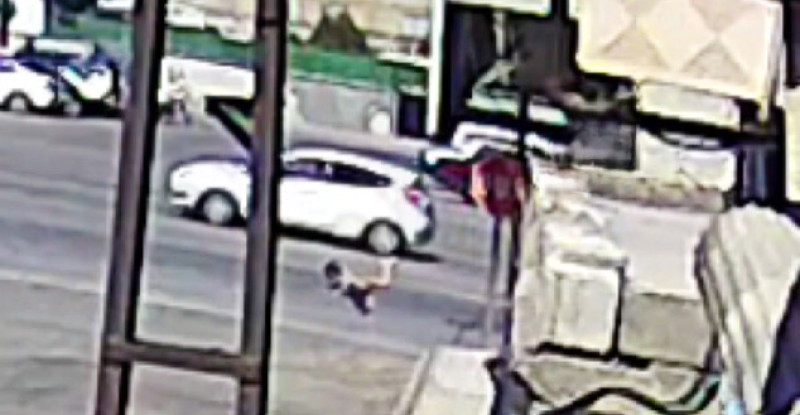 GAZİANTEP’TE 4 YAŞINDAKİ ÇOCUĞUN 2. KATTAN DÜŞMESİ GÜVENLİK KAMERASINA YANSIDI