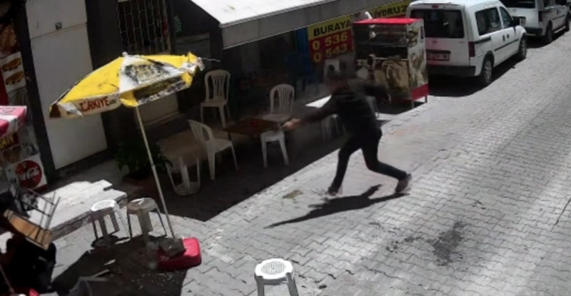 MERSİN’DE BİR KİŞİ TARTIŞTIĞI KİŞİLERCE SİLAHLA BACAĞINDAN VURULDU