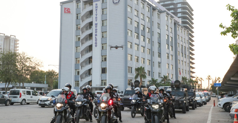 MERSİNDE “TORBACI” DİYE TABİR EDİLEN SOKAK SATICILARINA ŞAFAK OPERASYONU..   21 ŞÜPHELİ GÖZALTINA ALINDI