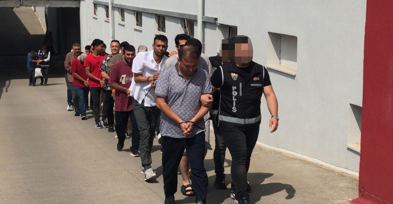 ADANA’DA UYUŞTURUCU ETKİLİ HAPLARIN USULSÜZ TİCARETİNİ YAPARAK SOSYAL GÜVENLİK KURUMU (SGK) ZARARA UĞRATTIKLARI ÖNE SÜRÜLEN 12 ZANLIDAN 7’Sİ TUTUKLANDI