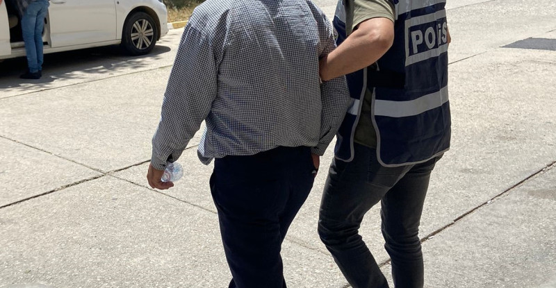 MERSİN’DE 18 YAŞINDAKİ GENCİN HAYATINI KAYBETTİĞİ, 3 KİŞİNİN DE YARALANDIĞI BIÇAKLI KAVGAYA KARIŞTIĞI İDDİASIYLA GÖZALTINA ALINAN ŞÜPHELİ TUTUKLANDI