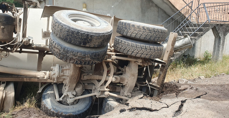 OSMANİYE’DE YOLUN ÇÖKMESİ SONUCU DEVRİLEN BETON MİKSERİNİN SÜRÜCÜSÜ YARALANDI