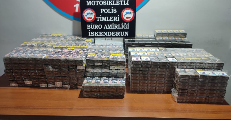 HATAY’DA POLİS EKİPLERİNİN KONTROL NOKTASINDA DURDURDUĞU ARACIN BAĞAJINDA  ÇUVALLARA GİZLENİŞ 1500 PAKET KAÇAK SİGARA BULUNDU