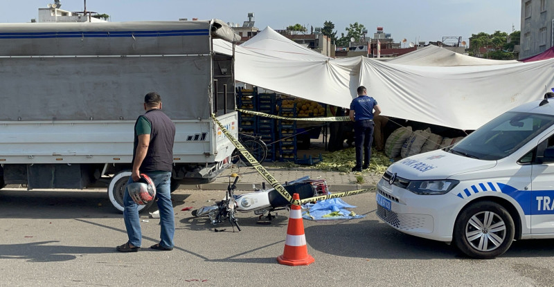 ADANA’DA PARK HALİNDEKİ KAMYONETE ÇARPAN MOTOSİKLETİN SÜRÜCÜSÜ HAYATINI KAYBETTİ