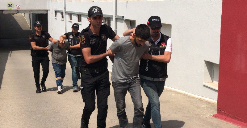 ADANA’DA UYUŞTURUCU SATICILARINA YÖNELİK OPERASYONDA YAKALANAN İKİ ŞÜPHELİDEN BİRİ TUTUKLANDI