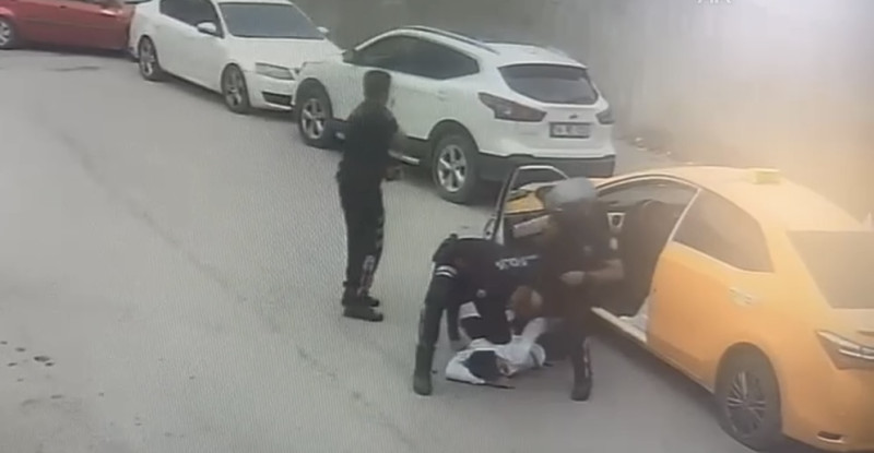 OSMANİYE’DE ÖNCE İÇİNDE BULUNDUĞU TAKSİNİN SÜRÜCÜSÜNE, SONRA POLİSE SİLAH ÇEKİP KAÇMAYA ÇALIŞAN ŞÜPHELİ AYAĞINDAN VURULARAK ETKİSİZ HALE GETİRİLDİ