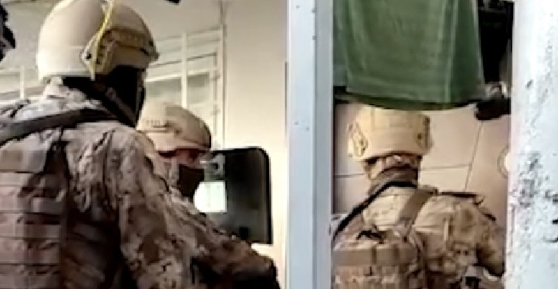 HATAY İSKENDERUN’DA SİLAHLA YARALAMA VE YAĞMALAMA SUÇLARINDAN ARANAN ŞÜPHELİ TUTUKLANDI