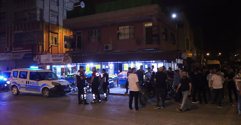 ADANA’DA OTOMOBİLLE ÇARPIŞAN EKİP MOTOSİKLETİNDEKİ 2 POLİS AĞIR YARALANDI