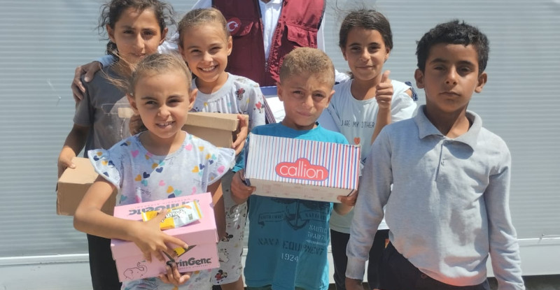 KOCAELİ’DE SİMİT SATARAK GEÇİMİNİ SAĞLAYAN ERKAN AYHAN, HATAY’DA 50 ÇOCUĞA AYAKKABI HEDİYE ETTİ