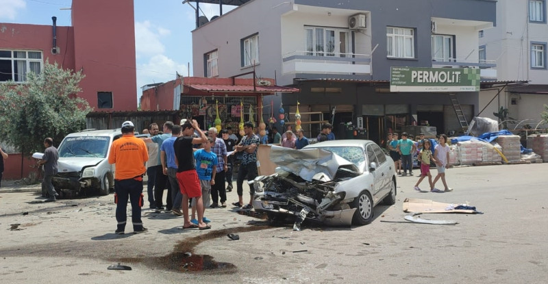 ADANA’NIN KOZAN İLÇESİNDE İKİ ARACIN ÇARPIŞMASI SONUCU 4 KİŞİ YARALANDI