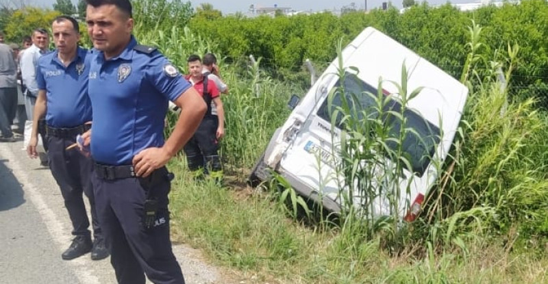 MERSİN’DE İŞÇİLERİ TAŞIYAN İKİ SERVİS ARACININ ÇARPIŞMASI SONUCU 2 KİŞİ YARALANDI