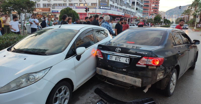 ADANA’DA İKİ OTOMOBİLİN ÇARPIŞMASI SONUCU 2 KİŞİ YARALANDI