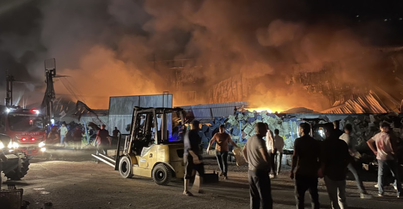 MERSİN’İN TARSUS İLÇESİNDE, HENÜZ BELİRLENEMEYEN NEDENLE  PLASTİK KASA İMALATI FABRİKASINDA YANGIN ÇIKTI