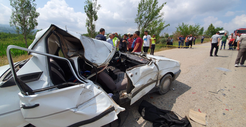 OSMANİYE’DE KAMYONETE ÇARPAN OTOMOBİLDEKİ 13 YAŞINDAKİ ÇOCUK HAYATINI KAYBETTİ, 3 KİŞİ YARALANDI