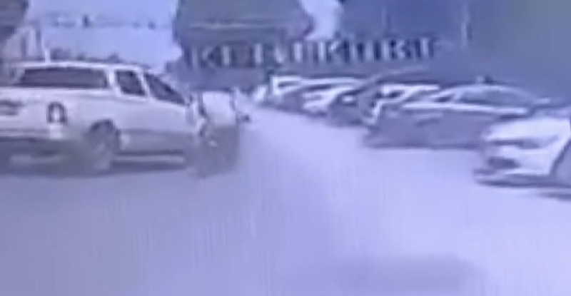 ADANA’DA PİKABIN MOTOSİKLET SÜRÜCÜSÜNE ÇARPMASI ARAÇ KAMERASINA YANSIDI