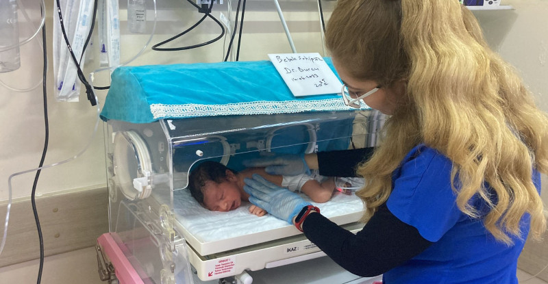 MERSİN’DE PARKTA ERKEK BEBEK BULUNDU, HASTANEYE KALDIRILAN BEBEK KUVÖZE ALINDI